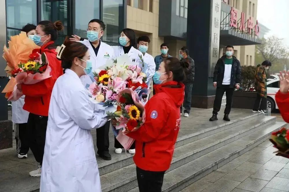 “白衣执甲，辽藏情深”葫芦岛市第二人民医院举行战“疫”英雄凯旋欢迎仪式(图9)