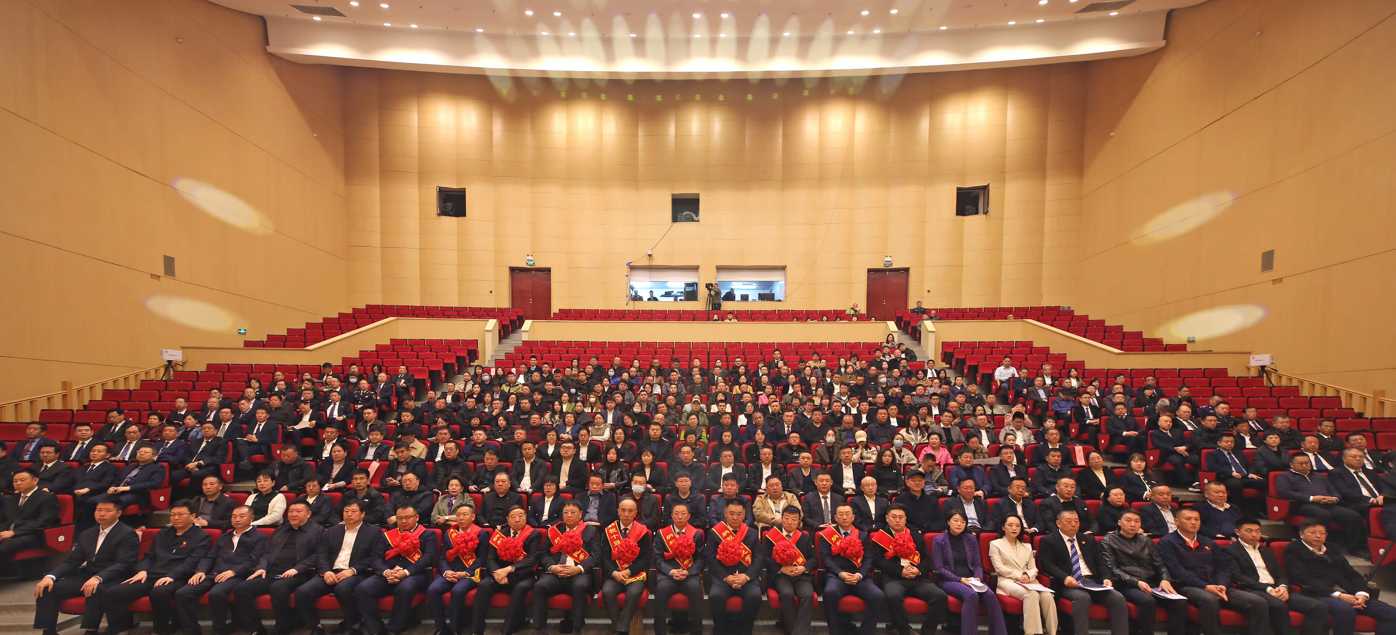 壹定发集团再登纳税十强榜!董事长赵立君出席全市民营经济大会接受表彰(图4) 壹定发集团再登纳税十强榜!董事长赵立君出席全市民营经济大会接受表彰(图4)